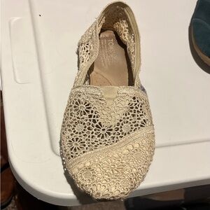 TOMS lace, ivory-colored flats. Womens size 10